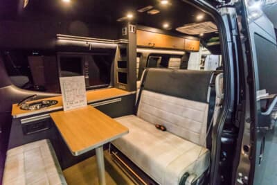 日産 キャラバン:木目とブラックを基調とした家具類が設置された豪華絢爛な車内