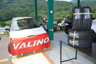 東北660シリーズのセカンドラジアルとして使える、ヴァリノタイヤの「VR08GPスポーツ」を展示。総合優勝の382#DUMC ブライダル アルトもこのタイヤを履いていた