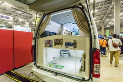 トヨタ ハイエース：収納スペースはキャンプ道具などを搭載するのに便利だ