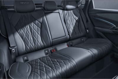 BYD SEAL:リアシートは中央部にPUレザー、両サイドに本革ナッパレザーを採用。ダイヤモンドパターンのキルティングも高級感を醸し出す