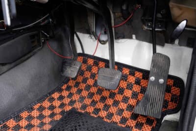 日産 スカイライン2000GT-R:フロアマットはカロを使用