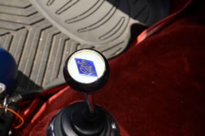 ライレー 1.5:シフトノブのライレー・エンブレムにはリストウォッチ用のガラスを特注加工