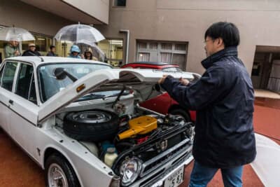 スバル ff-1 1300G:フロントフードはガバっとフェンダー上部から開く