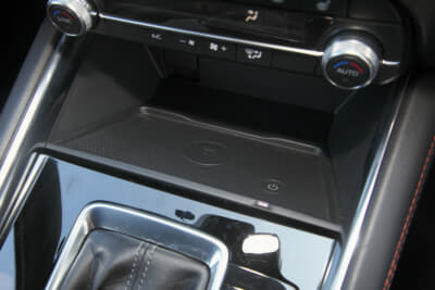 マツダCX-5XD ドライブエディション：おくだけスマホの充電ができるのは非常に便利