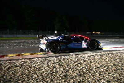 コース上に広がる小石が撮影場所にも飛んできて痛い！ドライバーにとってはスライドする恐怖の存在