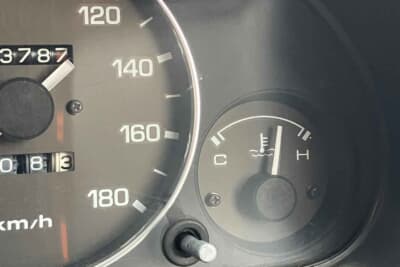 ラジエターファンのモーターは予兆なく壊れるため、厄介だ。水温計の針が上昇したら、かなり高温になっている