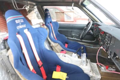 ランチア デルタS4:ブルーのフルバケットシートがオシャレなデルタS4の室内