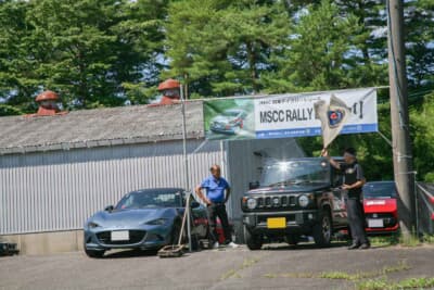 ゲートではフラッグが振られてスタート