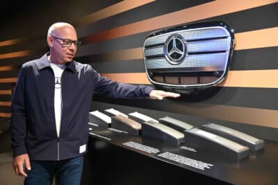メルセデス・ベンツのプレスカンファレンスで新型GLC EQに採用の新しいアイコンとなる光るグリルを解説