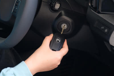 シトロエンC3ハイブリッド:伝統のダブルシェブロンのマークが、新世代での新しい歴を刻む