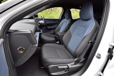 EX30 Plus Single Motor:フロントシートの調整はマニュアルになる