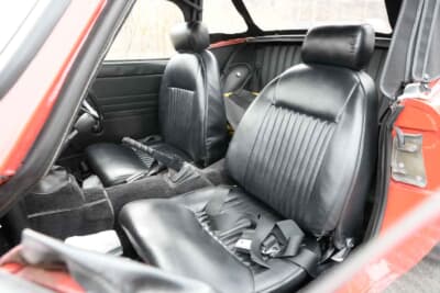 トライアンフ スピットファイアMk3:ヘッドレストが備わったシートにはリクライニング機構も追加され、後部への荷物の出し入れがしやすくなった