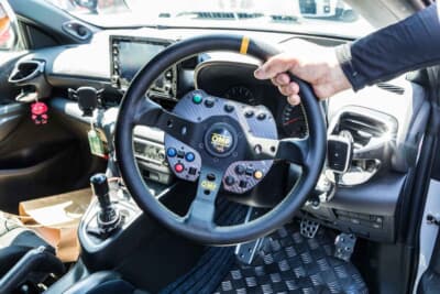 トヨタ GRヤリス:ステアリングはレザー張りのOMPの35φをフロッグドライブの「F.D.S.A.S.」(ステアリングスイッチアダプターシステム)と一緒に装着