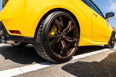 トヨタ GRヤリス:225/35R19サイズのタイヤを組み合わせ、フロントに20mm、リアに15mmのスペーサーを使用して装着している