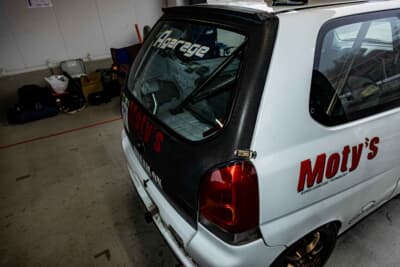 スズキHA23V型アルト:ボンネットとリアゲートもカーボン製に交換した。HA23Vの武器である軽さをさらに磨いている