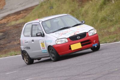 2代目のHA23型アルトはシルバーである。赤いフロントバンパーは初代から引き継いだパーツだろうか