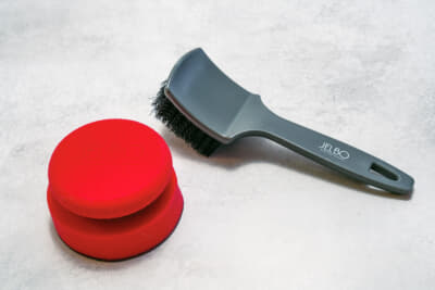 <左>JEWEL GRクレイスポンジ ¥1,320<右>JEWEL GRタイヤクリーニングブラシ ¥600