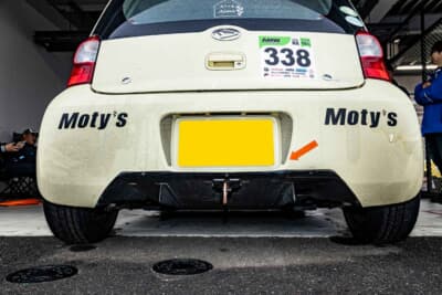 ダイハツ エッセ：リアのディフューザーはガレージ・カリノのワンオフである。直線の長いSUGOではとくに効果大だ