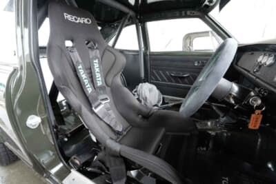 トヨタ カローラレビン:見るからにホールドしそうなレカロ製のバケットシートにタカタ製の4点式ハーネスを装備したドライバーズシート