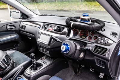 三菱ランサーエボリューション ワゴンGT:ステアリングは脱着式(クイックリリース)となっている