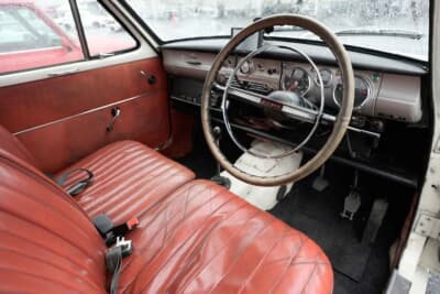 ヒルマン ミンクス シリーズⅤ:細身のステアリングに視認性の良いメーターを持つインパネまわり。ちょうど隠れているが、ステアリングコラムの左側にはタコメーターを追加で装着している