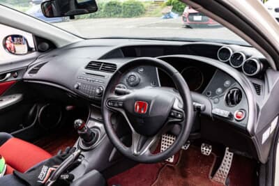 ホンダ シビック タイプRユーロ:純正オプションのカーボン調パネルなどがセットされる