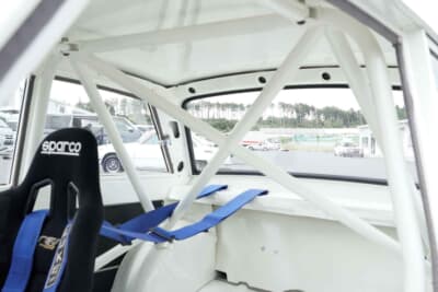 ロータス コーティナMk1シリーズ1:室内に張り巡らされたロールケージ。横転を経験した車両だが、万一に備える