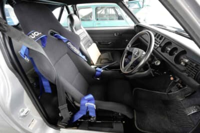 トヨタ スプリンター トレノ:スポーツ走行を楽しむため、バケットシートに4点式ハーネスを装備したコックピットである