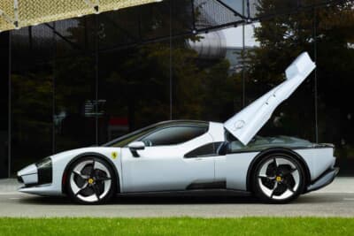 フェラーリSC40:エンジンフードを開けたサイドビューも気分を高揚させる