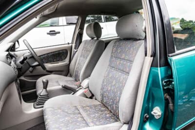 トヨタ カローラ1300GS：シートはノーマル、ウインドウレギュレーターは手動となっている