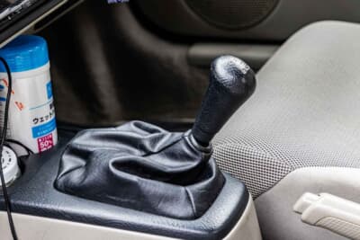 ホンダ インサイト：動力はエンジンが主体のため、5速MTも選択可能となっていた