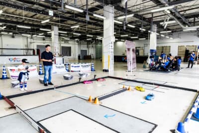 屋内スペースには、グランツーリスモコーナー、ラジコンコース、グッズ製作のワークショップも用意