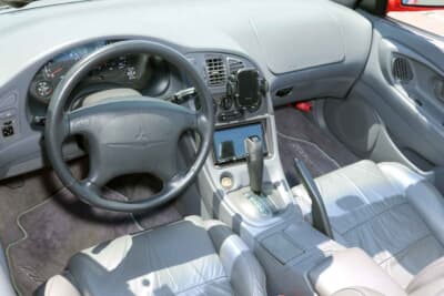 三菱 エクリプス スパイダー:窮屈さを感じずゆったり座れる広さを備えながら、包み込まれるようなデザインのコクピット。シートの破れなどもなく程度がいい