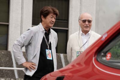 コッパディ京都名誉顧問のレジェンドドライバー鮒子田寛さんと談笑する1972年式トヨタ・カローラ・レビンのオーナー國江仙嗣さん