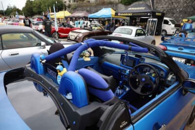 ダイハツ コペン：内装はモモ製ステアリングホイールやナニワヤ製バケットシートを備える