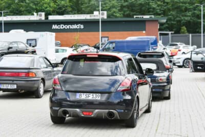 給油と食事でアウトバーン入り口のガソリンスタンドでは日本車が右往左往