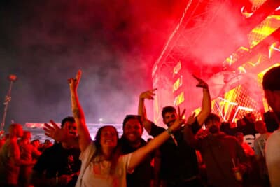 深夜でもドリンク片手に踊りまくる人達で溢れるスパ24hレース