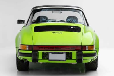 30万2000ドル(邦貨換算約4450万円)で落札されたポルシェ「911カレラ 2.7タルガ」(C)Courtesy of RM Sotheby's