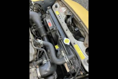 初代ロードスターの冷却ファンは2個あり、クルマの前から見て右側がラジエータ専用、左側がエアコンのコンデンサー用