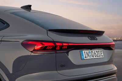 アウディQ6 e-tron Sportback:左右に広がるライトストリップを備えたリアライトハウジングがシャープなデザインで、安定感とワイドスタンスを強調
