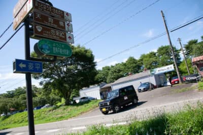 デイラリーは、主催者から指定されたアベレージ速度で競技ルートの区間を正確に走行できているかどうかを、チェックポイント通過時の正解タイムとの誤差の集積で競い合う