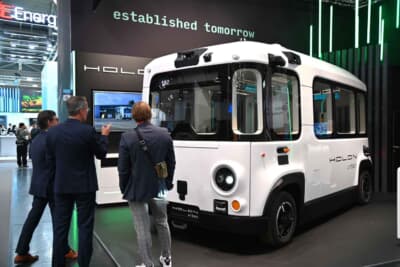 ハンブルクでテストされている自動運転の公共交通のホロン製ミニバスが展示されていました