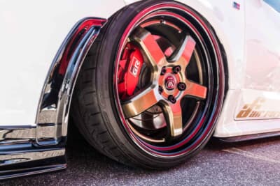 トヨタ GRヤリス：ホイールはKUHL RACINGのVERZホイールで、前後ともに19×9.5J＋30を装着