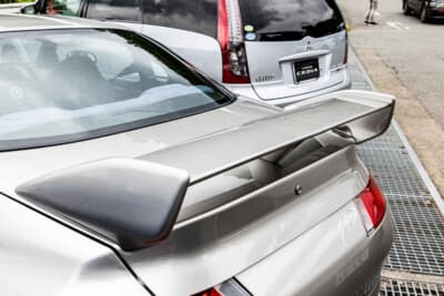 三菱FTO：リアスポイラーが装着されている