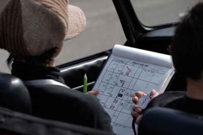 トライアンフ スピットファイアMk3:ルートマップでコースを確認したり、PC競技の設定タイムのカウントダウン(コドライバーの重要な役割)はコドライバーの担当だ。クルマと同様にストップウォッチで計測し、アナログな遊びを楽しむ