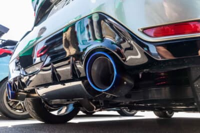 トヨタ GRヤリス：マフラーはテールエンドにブルーの焼き色が入るAPEX製を装着している