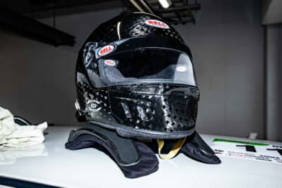 スズキHA23V型アルト:軽さの追求はドライバーの装備にも及び、カーボン製ヘルメット『BELL GT6』を愛用する