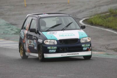 3代目のHA23型アルトはネイビーだ。白いボンネットやリップスポイラーがアクセントである