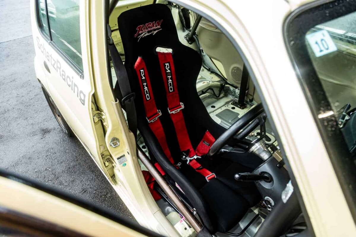 ダイハツ エッセ：サイドバー付きのロールケージで乗員を保護する。シートの位置は自分に併せて調整済み