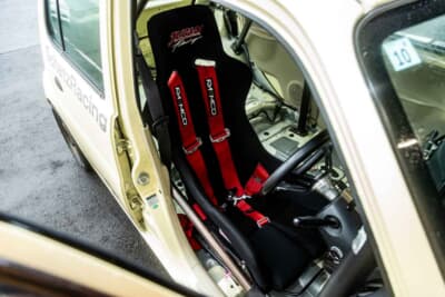 ダイハツ エッセ：サイドバー付きのロールケージで乗員を保護する。シートの位置は自分に併せて調整済み